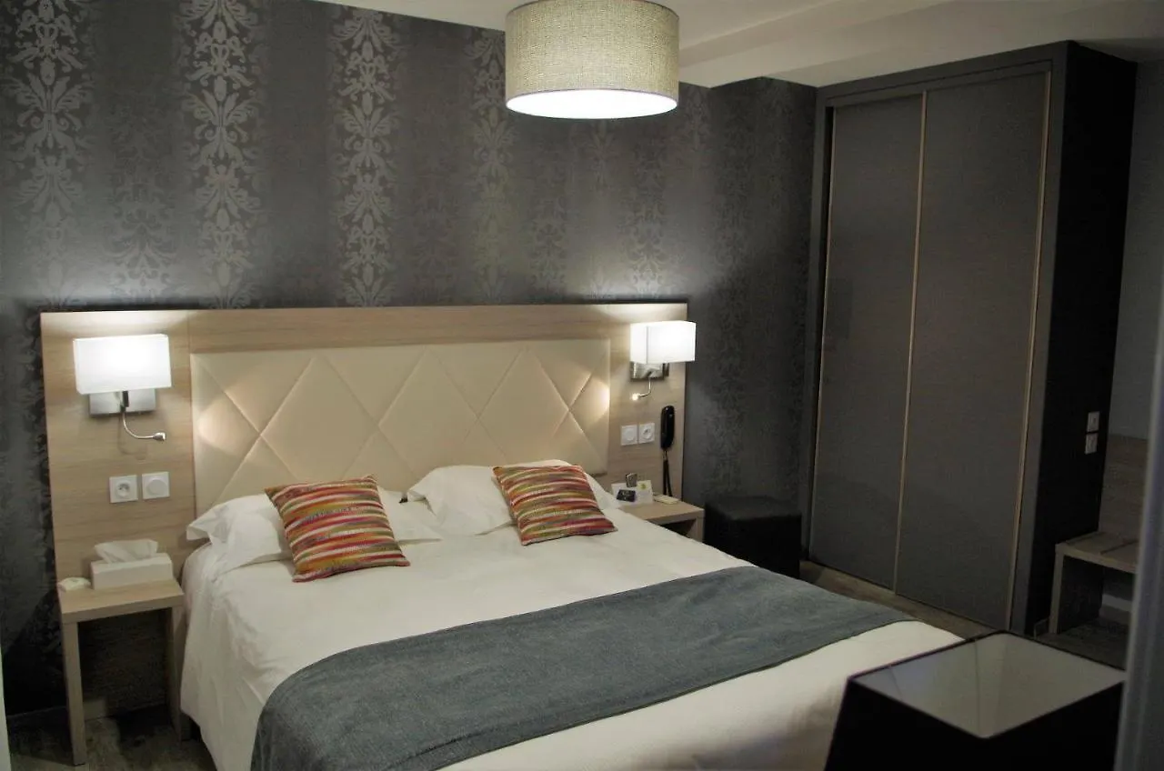 Hôtel et appartements les platanes Thueyts 3*,